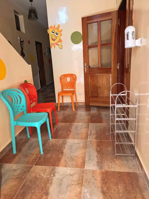 Espace d'accueil coloré de la crèche