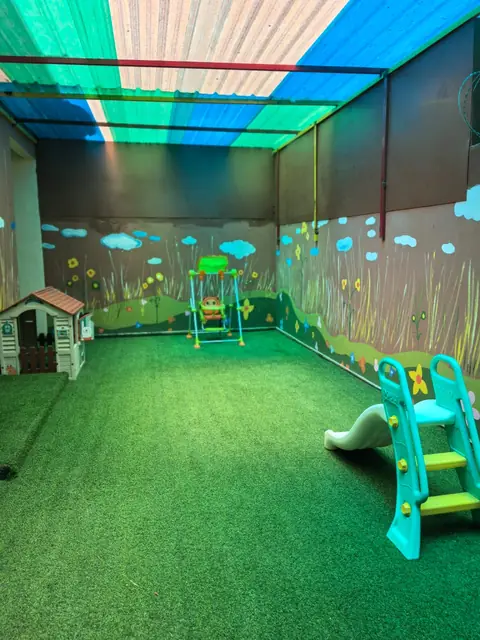 Jardin et aire de jeux extérieure avec toboggan