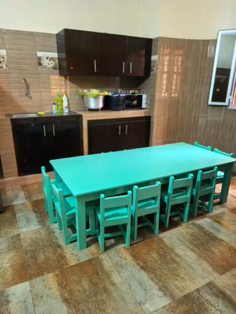Salle de cantine avec mobilier adapté aux enfants
