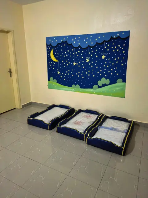 Dortoir douillet avec fresque nuit étoilée